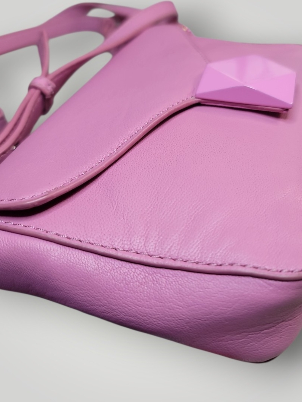 Vince Camuto Lefto Leather Crossbody Bag in the shade "Arresting Pink EUC - Picture 5 of 11